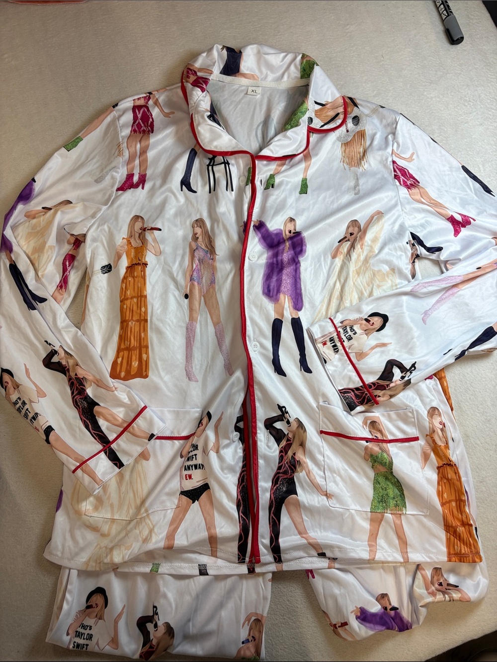 Source Unknown White Pajama Set with Multicolor Performer Print and Red Piping